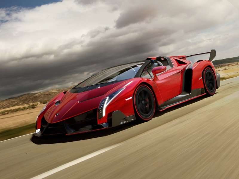 Lamborghini Veneno - $4,000,000: Một chiếc xe được sản xuất rất, rất hạn chế, chiếc Veneno của Lamborghini (chỉ có bốn chiếc sẽ được xuất xưởng cho năm 2015), được trang bị động cơ V12 6,5 lít carbon fiber 750 mã lực. Với những đường nét độc đáo, trong danh sách này Veneno chỉ đơn giản là những chiếc xe kỳ lạ nhất. Lamborghini tự tay lựa chọn khách hàng, người được chọn sẽ nhận được 1 bức thư từ họ với hợp đồng thanh toán trị giá 4 triệu USD, bằng séc hoặc chuyển khoản, PayPal, bất cứ điều gì ...